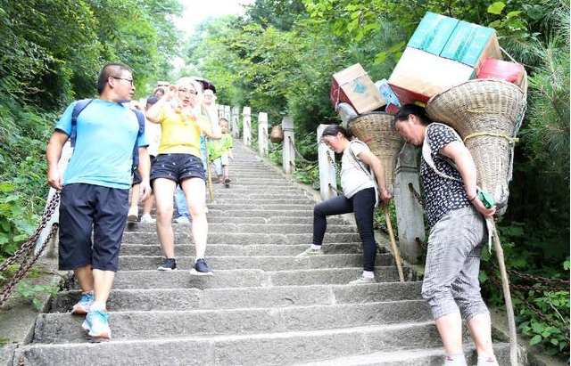 女子每天背上千斤矿泉水上山送货,一斤赚1毛钱9分留给家人