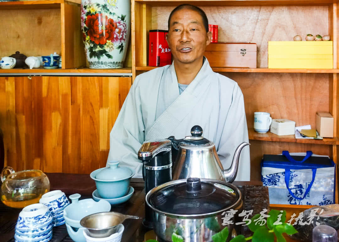 感通寺的方丈释传慈大师是一位有德高僧,他十来岁时来的感通寺,到现在