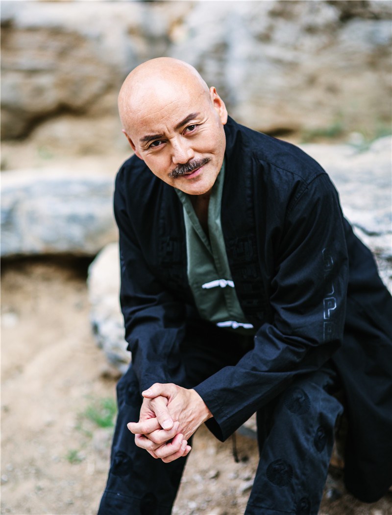 周明汕最新写真曝光 简约格调尽显型男魅力