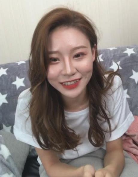 抖音女神温婉首次开播澄清黑料, 全程不开美颜, 网友: 长得太丑了