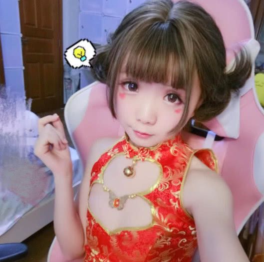 抖音惊现"旗袍萝莉",当看到她的衣服时,网友:年纪小套路深!