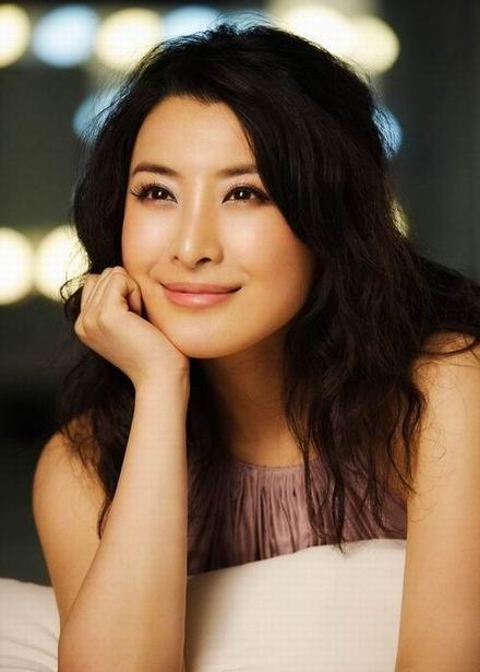 王雅捷扮演玉芬算是把农村妇女模样刻画的而栩栩如生,也因此受到了