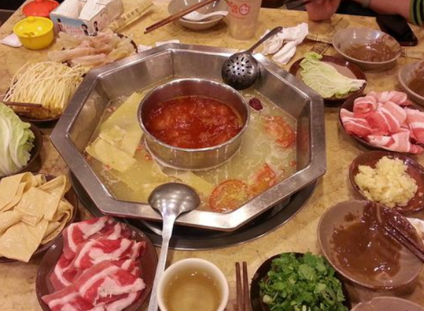 请印度朋友吃中国火锅,到最后连筷子都扔了,看得我一愣一愣的