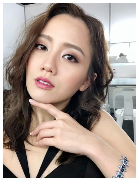 陈美心,出生于1986年,20岁时在新加坡选美比赛曾获得冠军,2007年推出