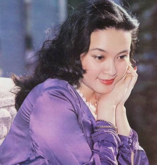 她曾用英语主持过春晚,屠洪刚的前妻,今60岁单身一人面容沧桑