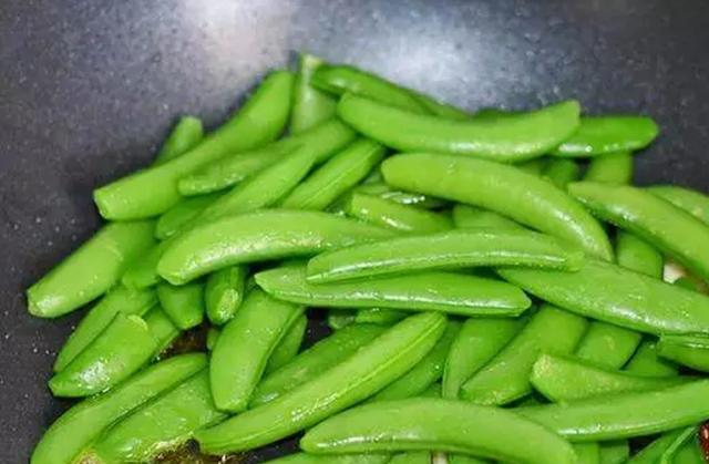 接着放入适量盐,蚝油,生抽,白糖翻炒均匀即可甜豆角成品图