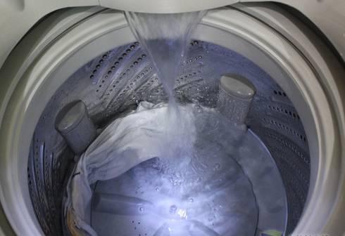 用洗衣机时,先放衣服还是洗衣粉?还有人做错,难怪洗不干净
