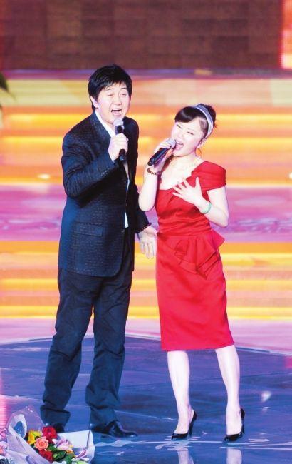 47岁杨钰莹演出巧遇50岁任静及其老公,小三岁