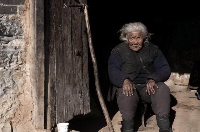 我与老公照顾孤苦老人数年, 死后给她送终, 留下一物值百万!