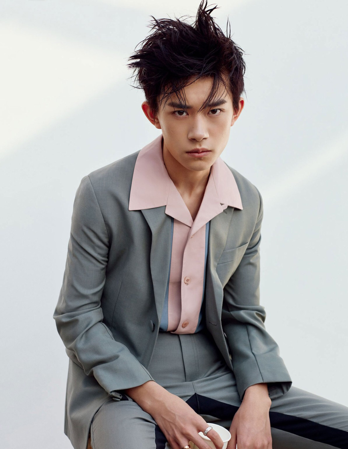 易烊千玺时尚大刊曝光 "狼"性少年演绎大片高级感