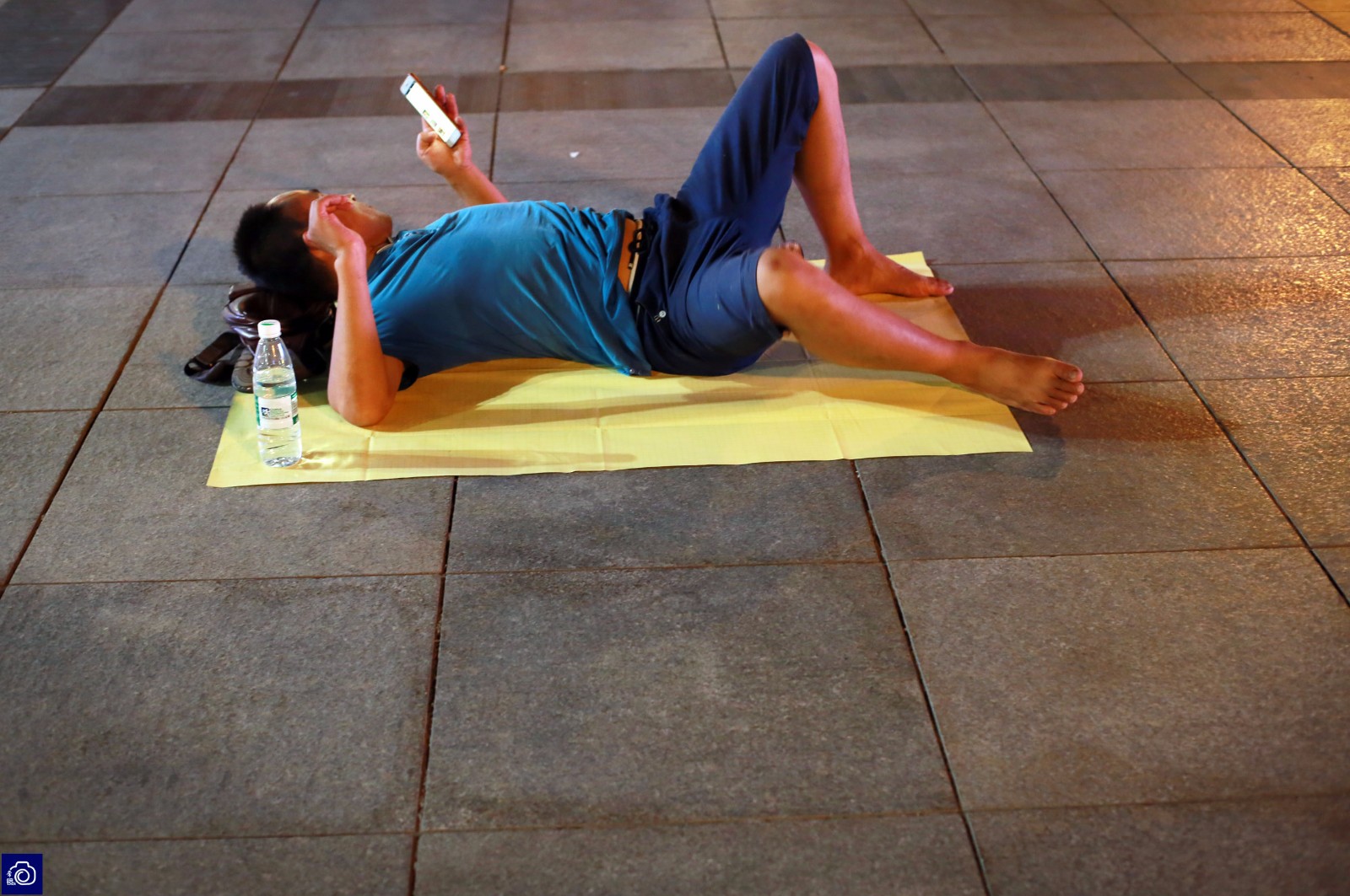 大叔火车站广场卖"睡觉纸"发财,半小时挣50元