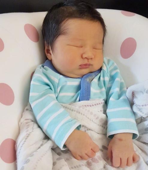 34岁钟嘉欣儿子肉嘟嘟的超萌老公依旧帅气难怪令她一见钟情