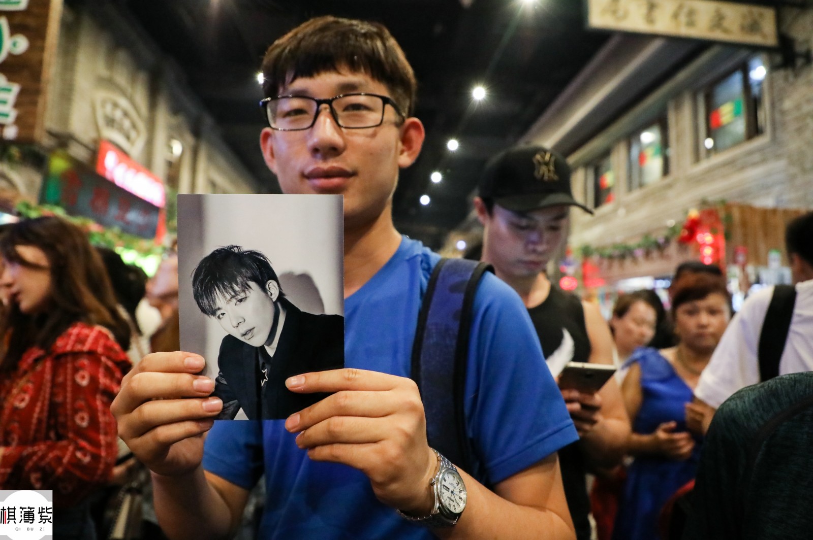 2000万粉丝的摩登兄弟火了美女粉丝打飞的仅为一张合照