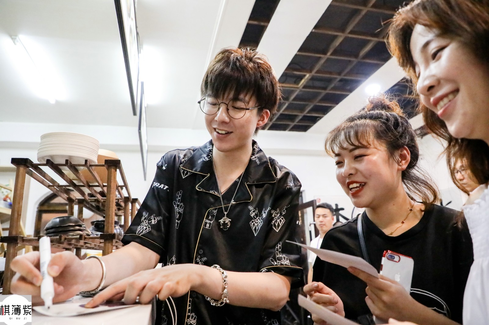 2000万粉丝的摩登兄弟火了美女粉丝打飞的仅为一张合照