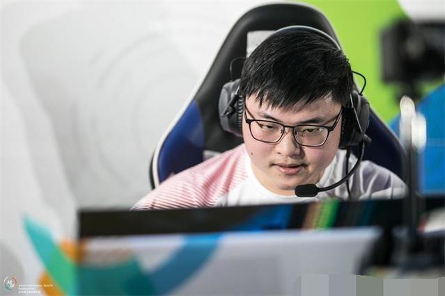 韦神年收入8位数为女友买爱马仕包包 蜜蜂仔:几十万不如买房