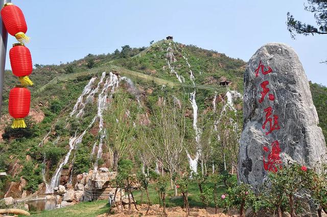 据媒体报道:2018年3月20日,河北省石家庄市平山县红崖谷景区,游客们在