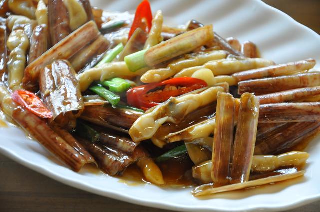 爆炒竹蛏,每一只竹蛏个头都很大,也没见到空壳,真是很难得,虽然是爆炒