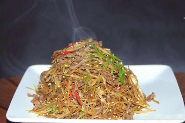 秘制"炒牛蒡牛肉丝",超简单,喝酒下饭必备菜品,看着都流口水