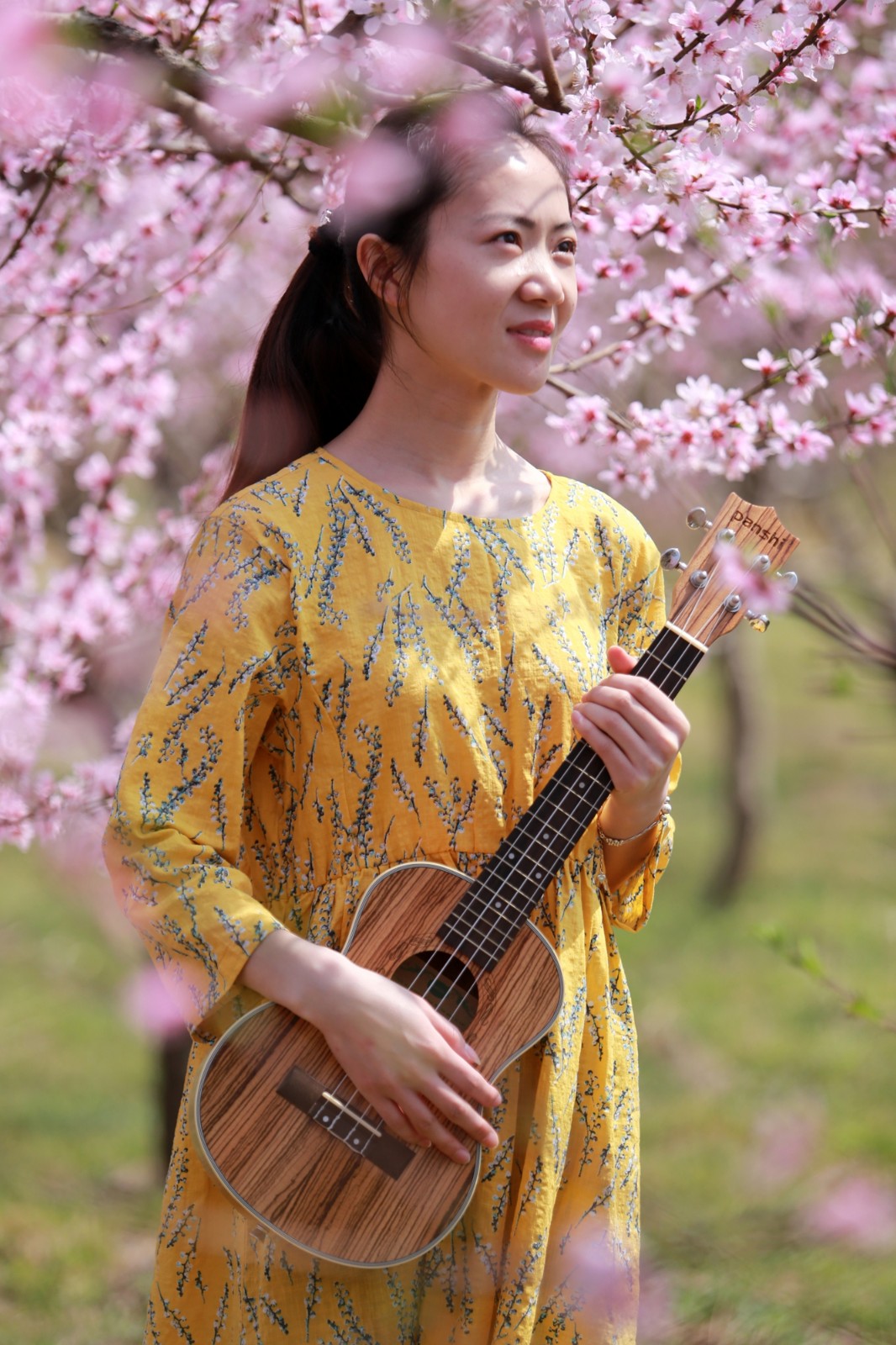 郑州:实拍女大学生桃园里的闺蜜照,好美