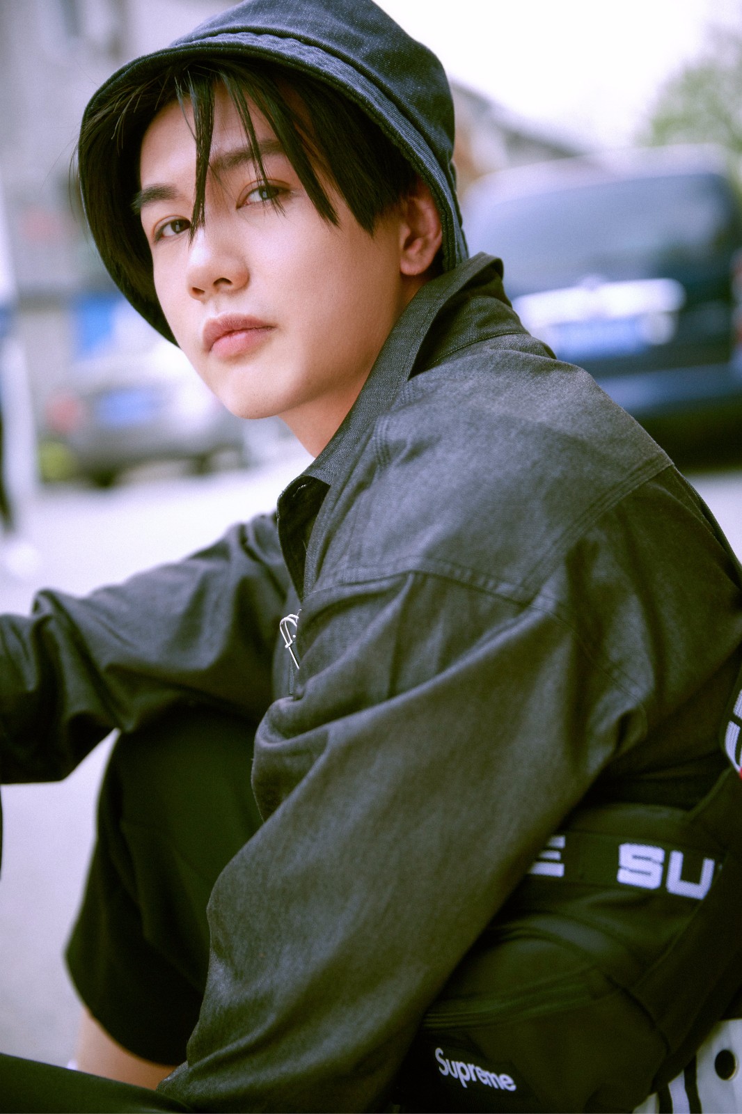 李昕哲街头写真悠闲随性少年感十足   (特别声明:以