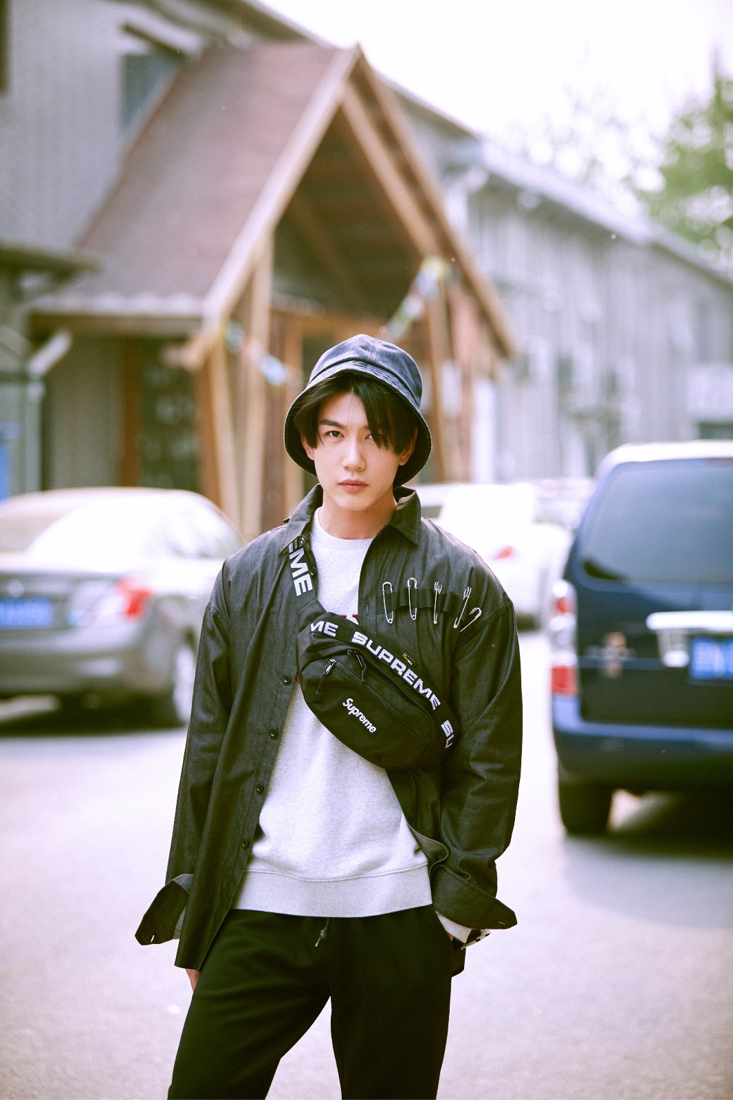 李昕哲街头写真悠闲随性少年感十足_新浪看点