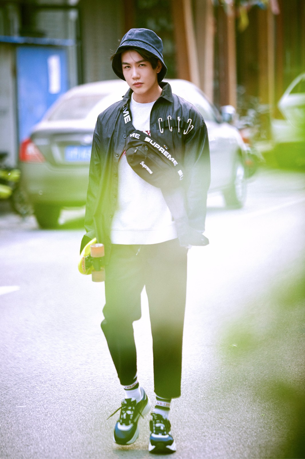 李昕哲街头写真悠闲随性少年感十足_新浪看点