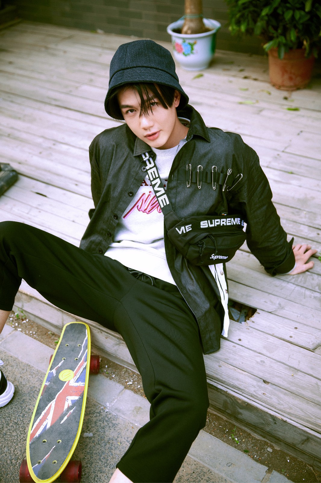 李昕哲街头写真悠闲随性少年感十足_新浪看点