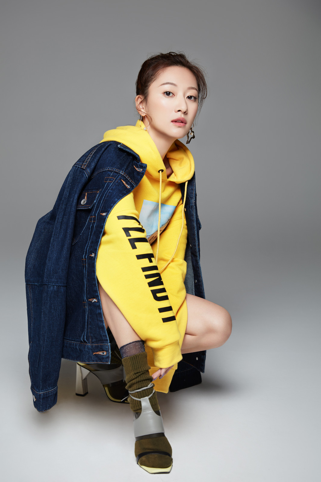 余玥全新写真大片上线 "麻花辫"或成今夏时尚潮流