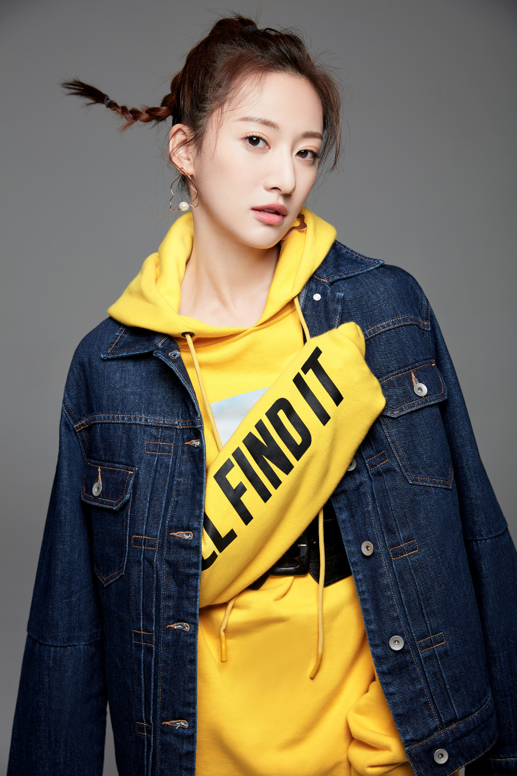 余玥全新写真大片上线 "麻花辫"或成今夏时尚潮流