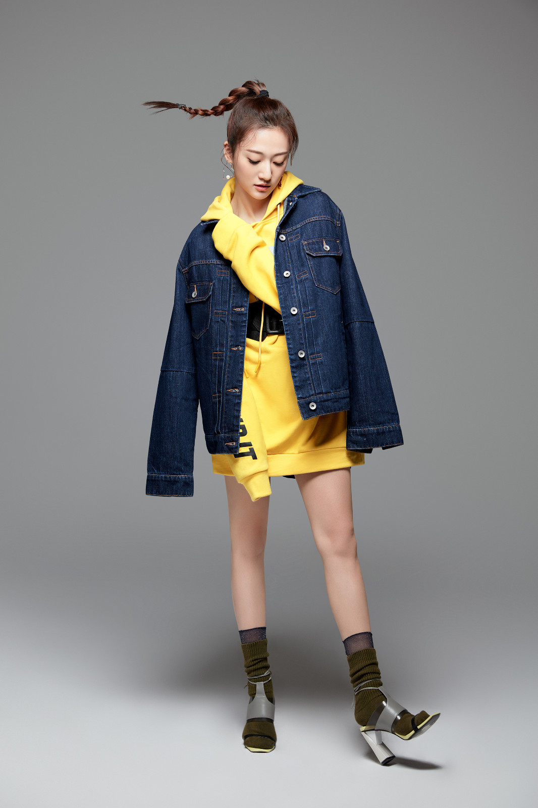 余玥全新写真大片上线 "麻花辫"或成今夏时尚潮流