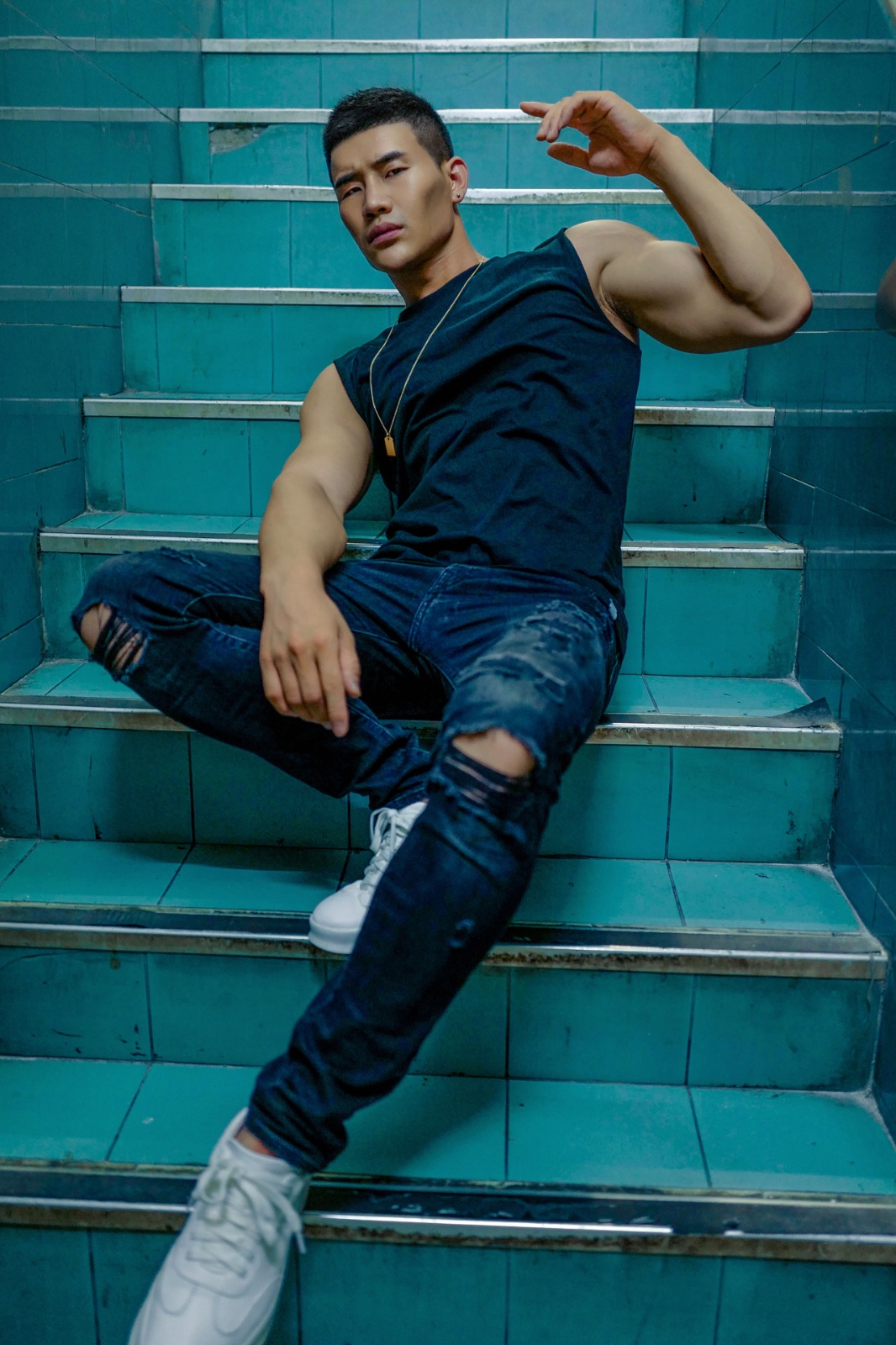 从沙场硬汉到街头型男 谢孟伟演绎真男人时尚风范