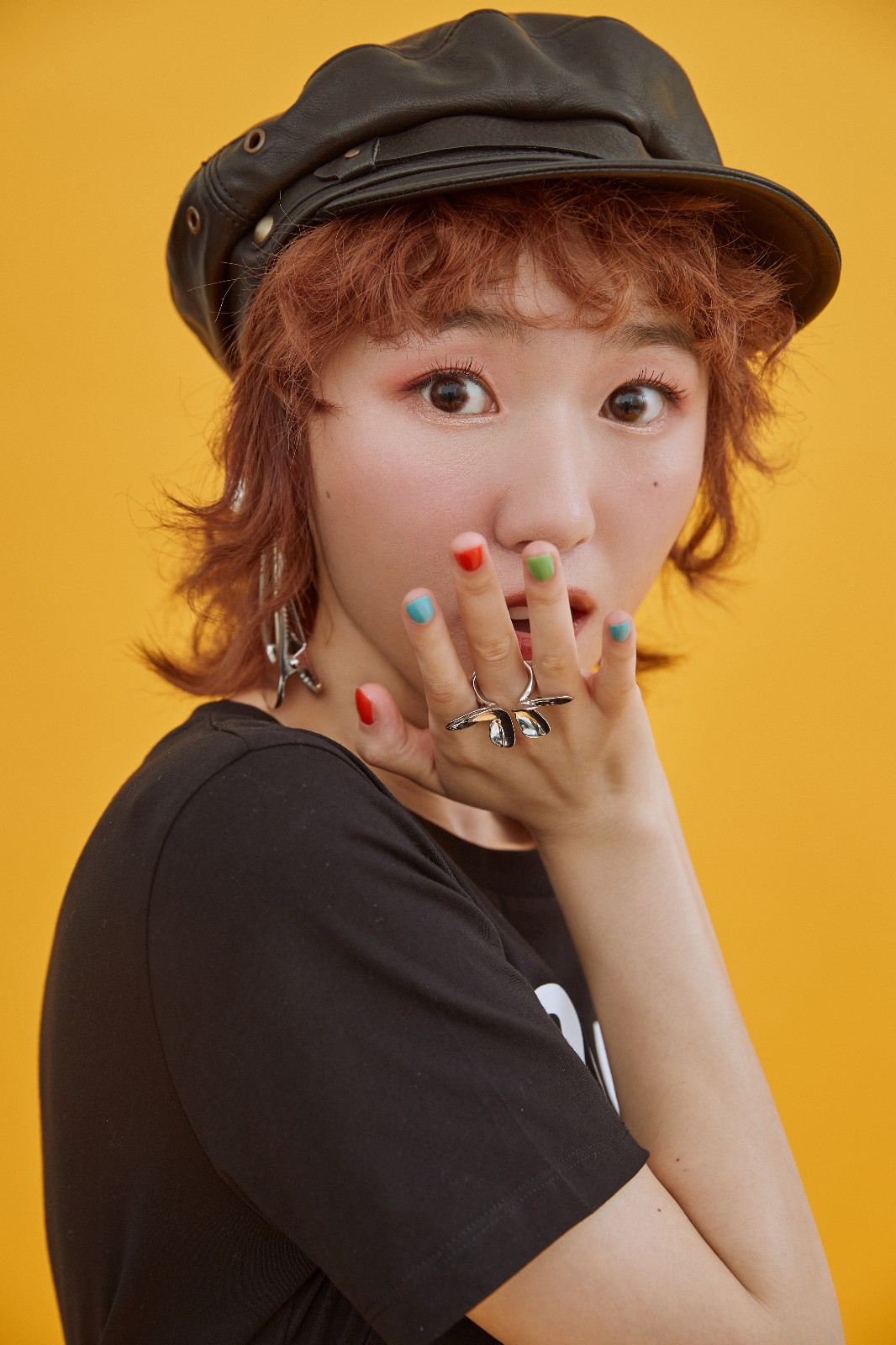 作为95后歌手,汪睿拥有独特的嗓音,极具辨识度的长相和前卫穿衣风格