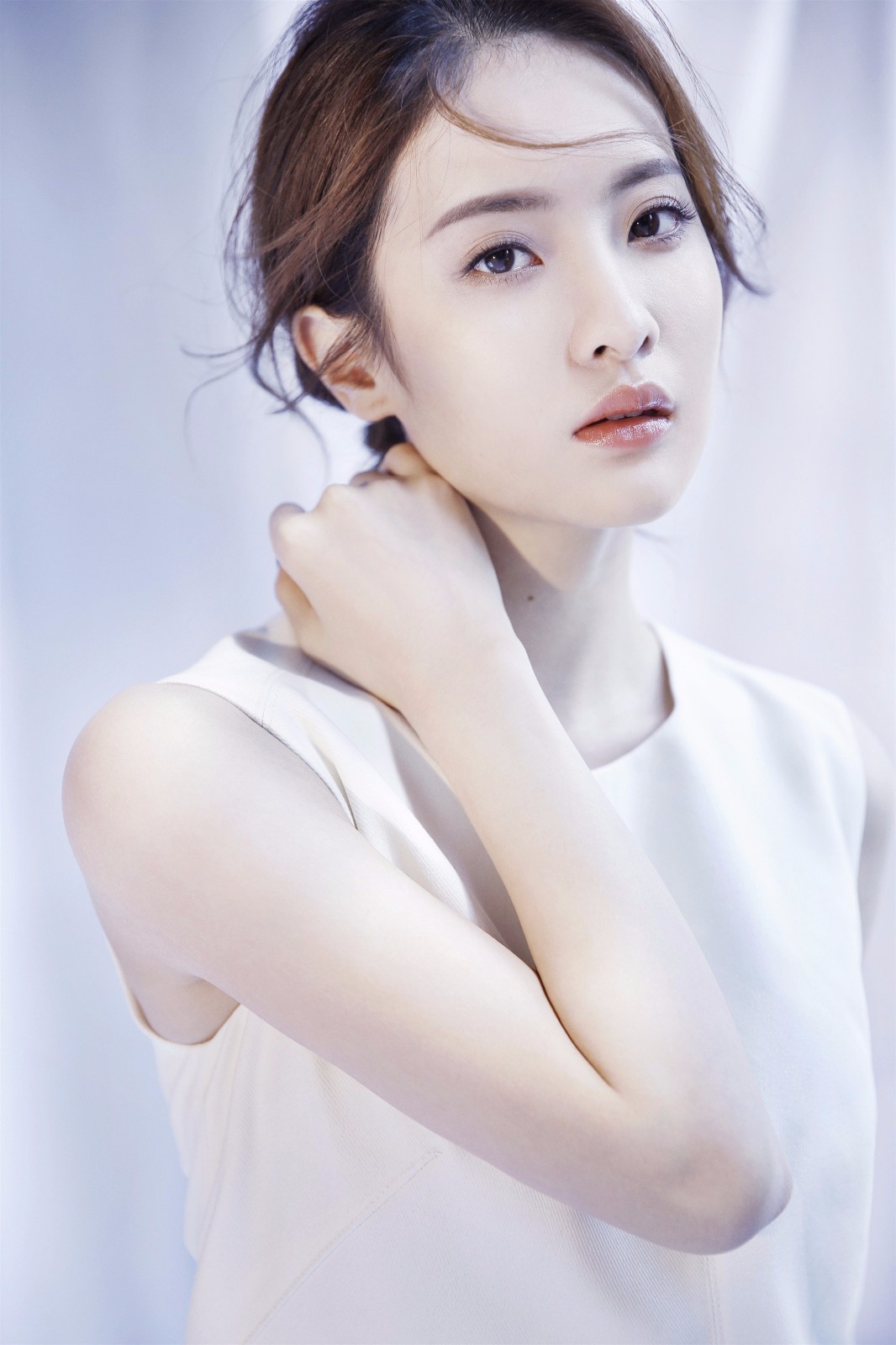 赖雨蒙最新写真曝光 淡淡甜笑展现清新自然气质