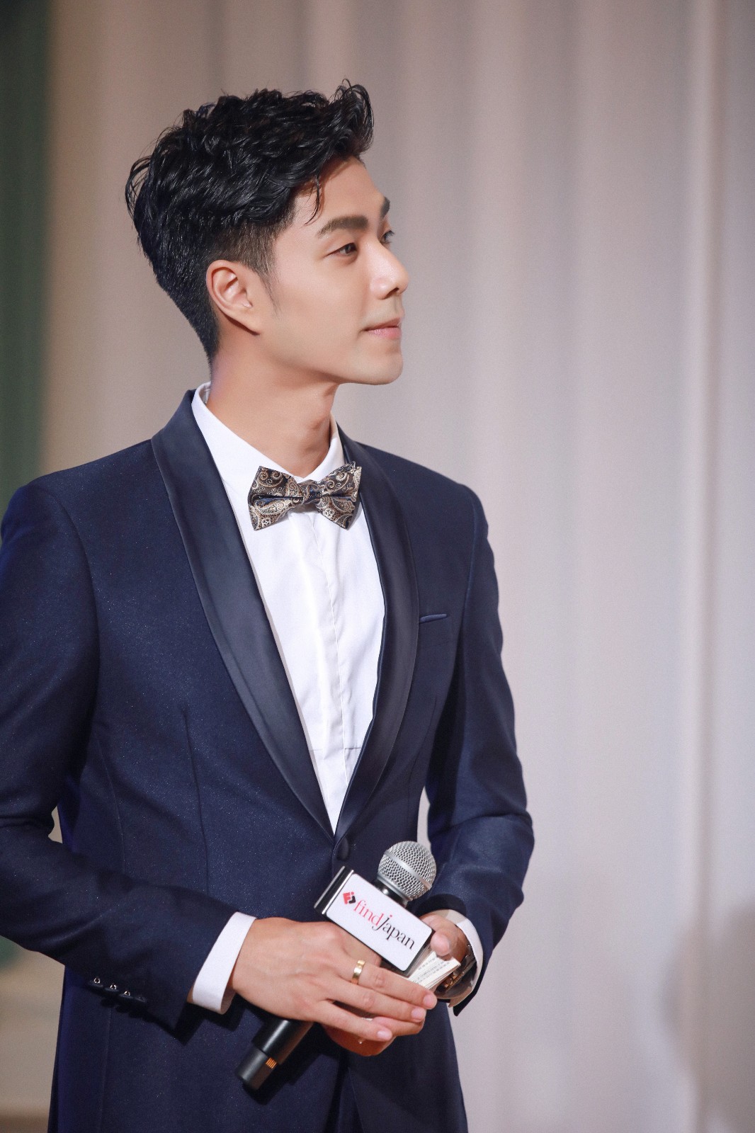 袁成杰海蓝色西装现身日本 大秀长腿好身材