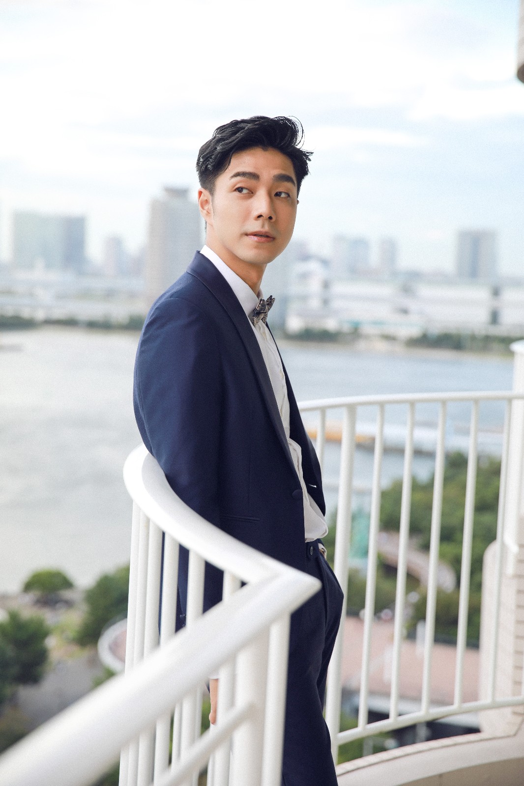 袁成杰海蓝色西装现身日本 大秀长腿好身材