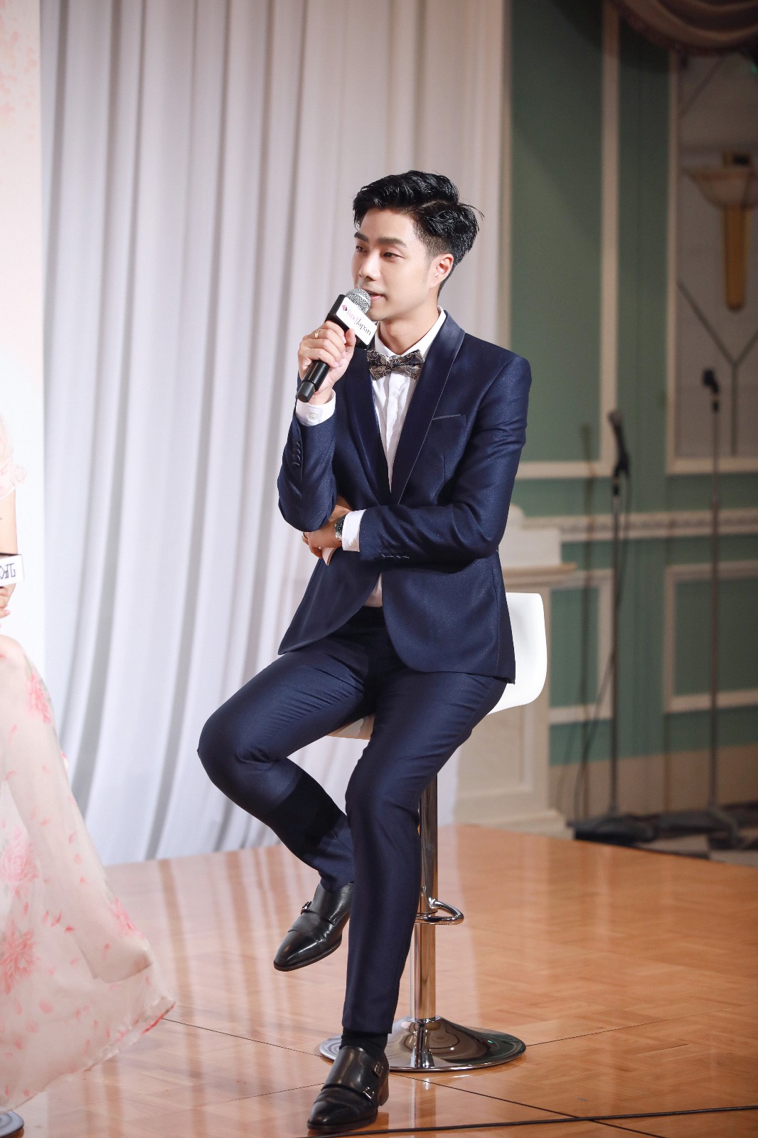 袁成杰海蓝色西装现身日本 大秀长腿好身材