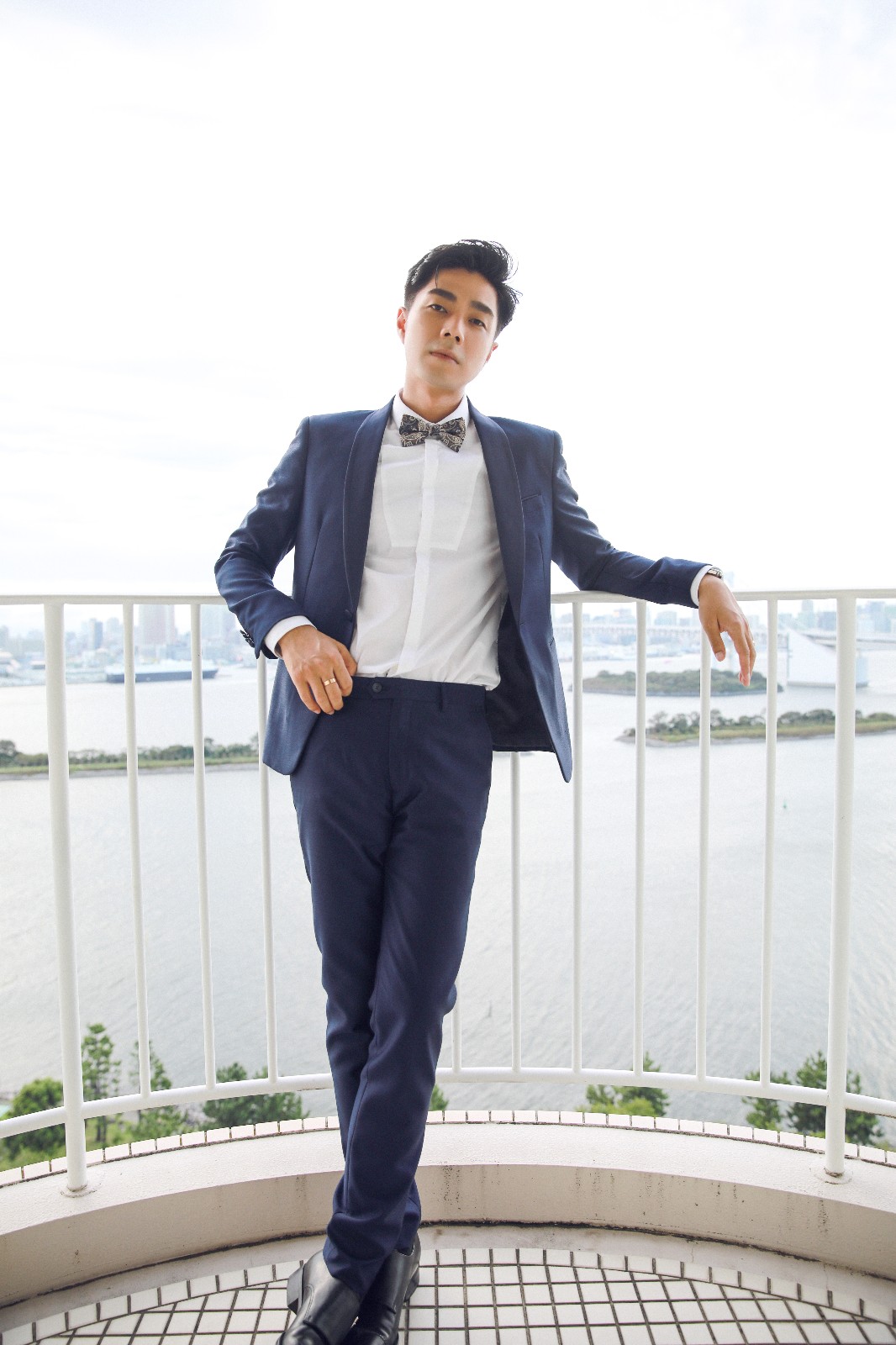 袁成杰海蓝色西装现身日本 大秀长腿好身材