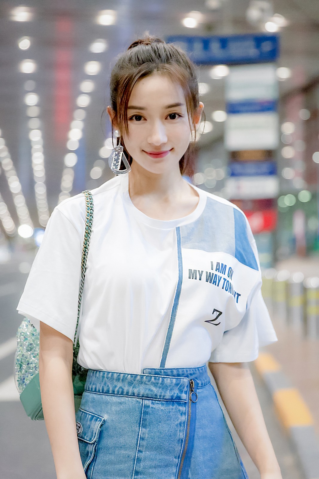 李若宁启程米兰时装周潮范十足__财经头条