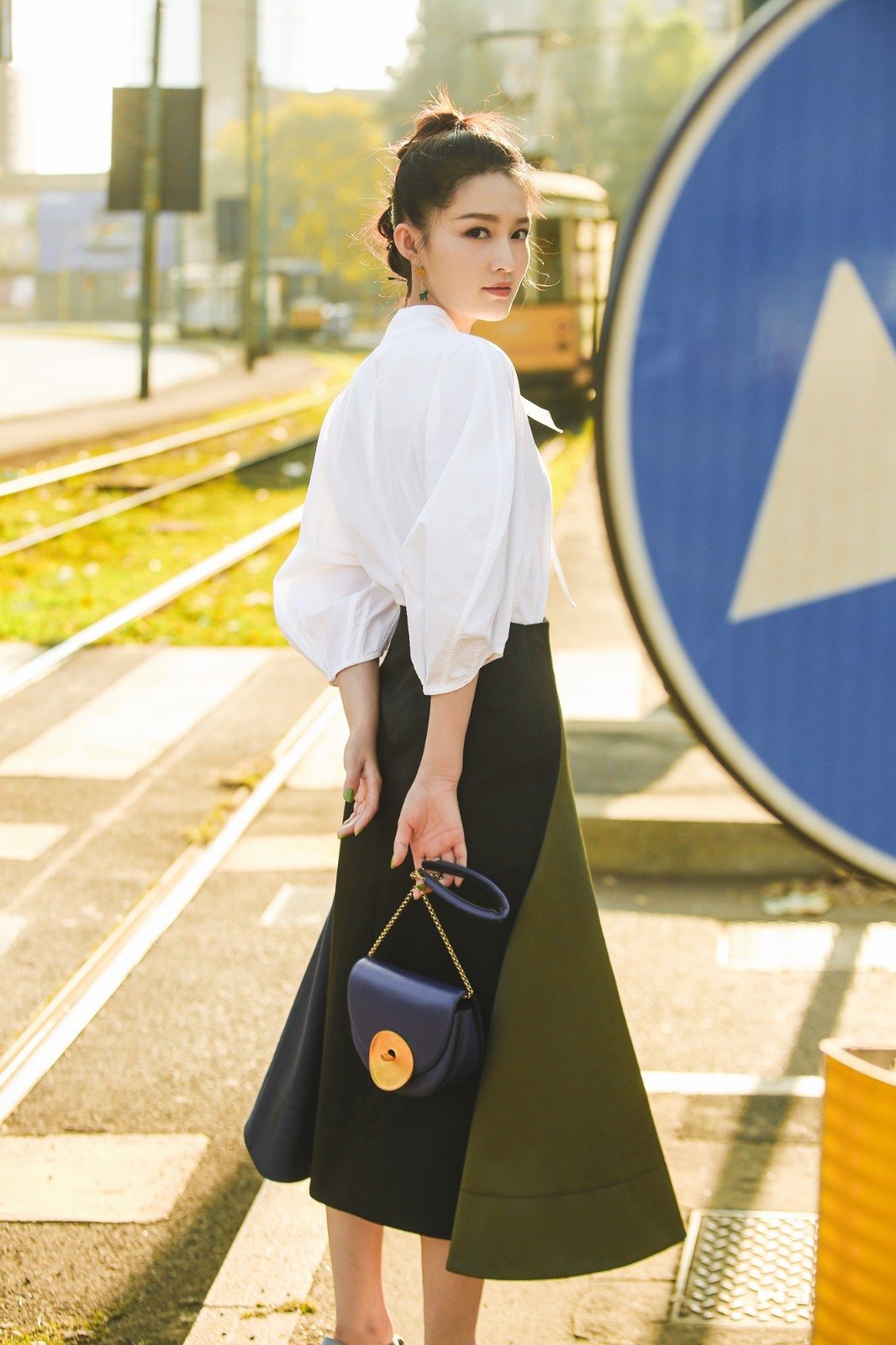 李沁米兰时装周头排看秀 街拍写真惊艳迷人