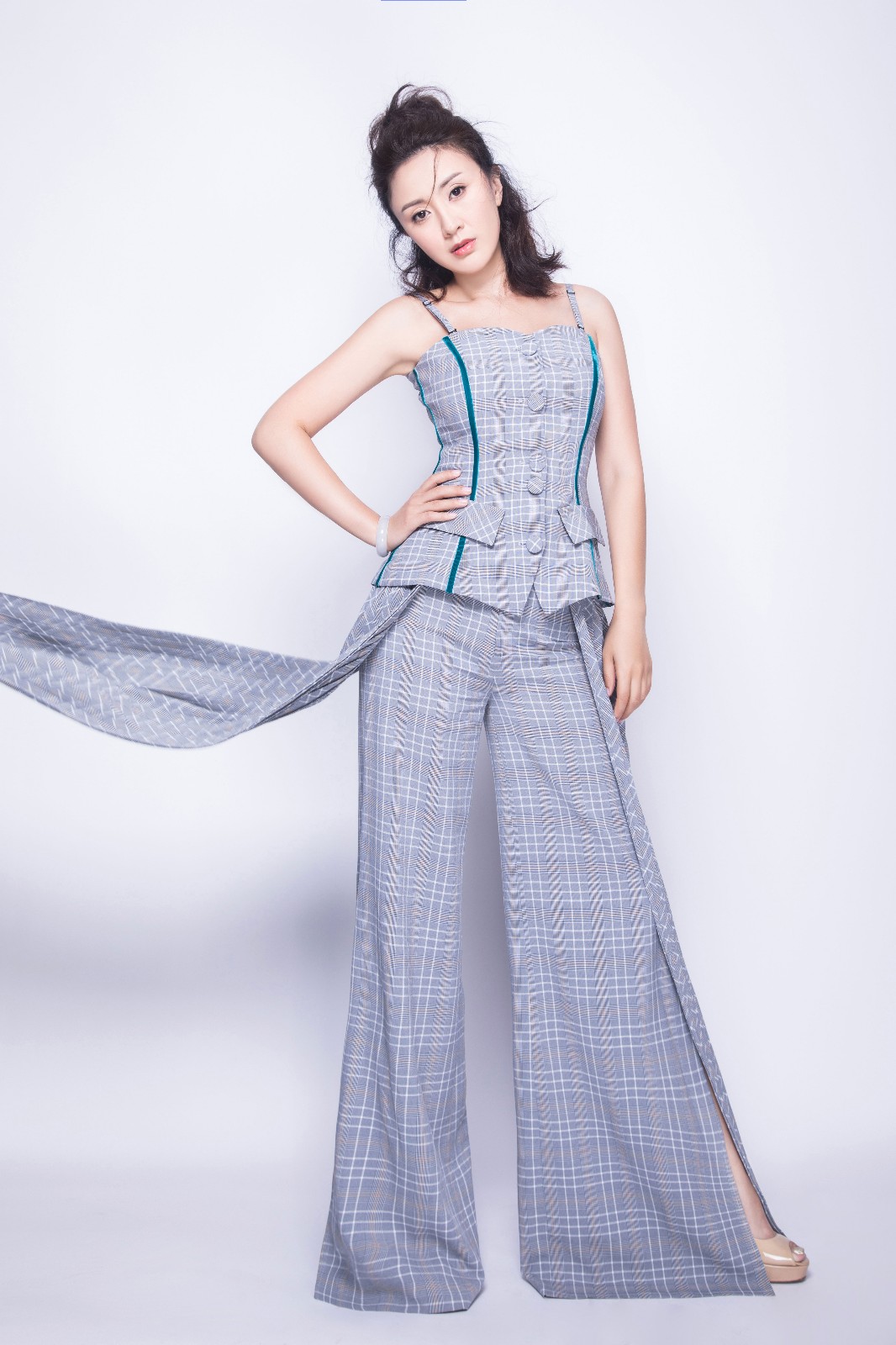 赵恺依淡雅系写真曝光 尽显优雅随性气质