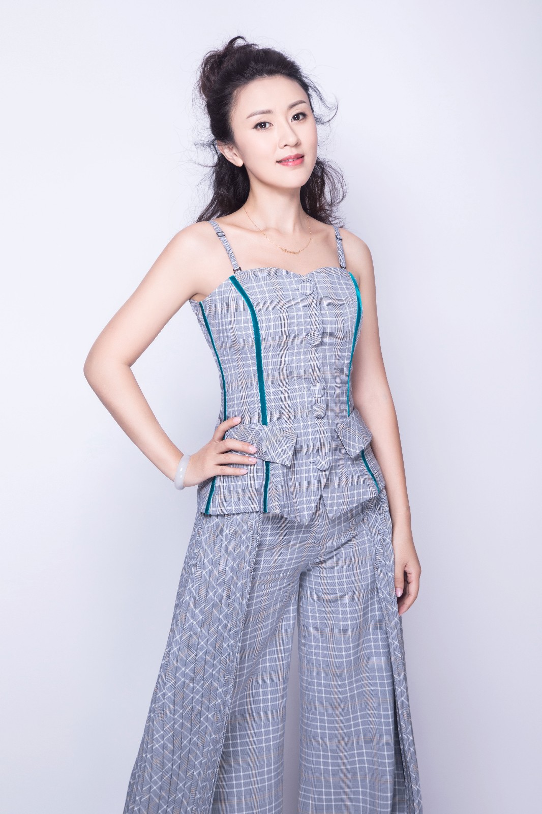 赵恺依淡雅系写真曝光 尽显优雅随性气质