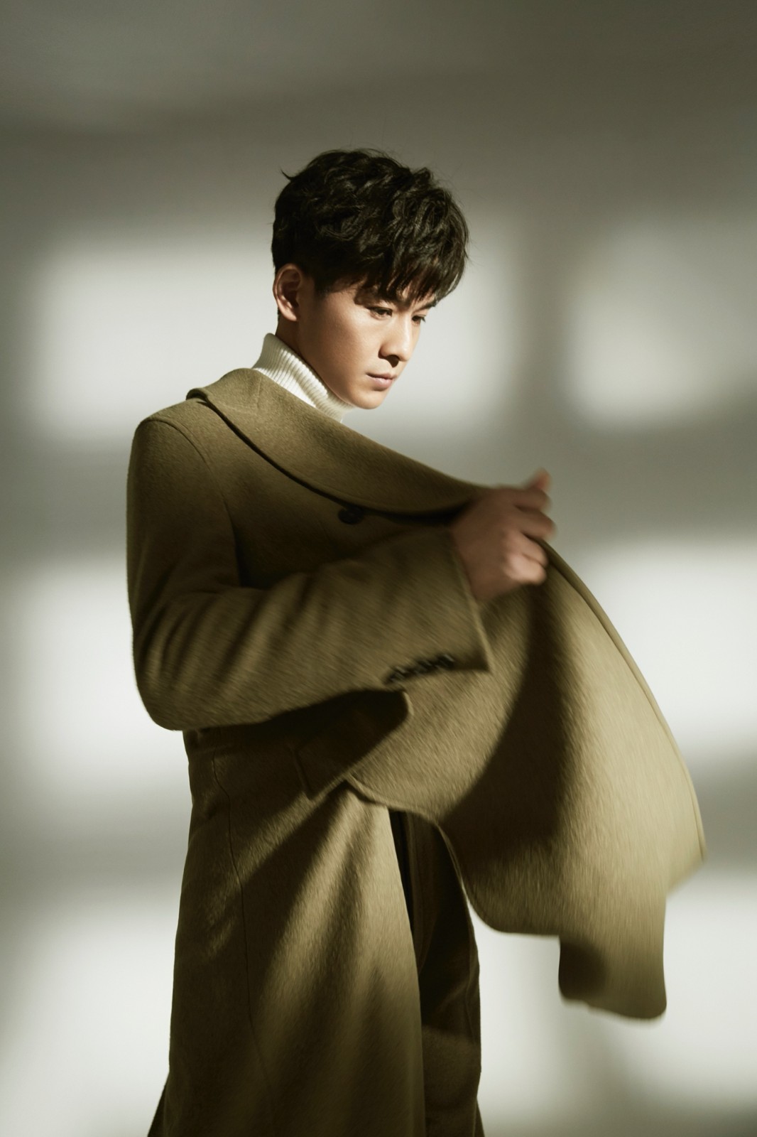 乔振宇时尚大片曝光 洒脱率性凸显男神魅力