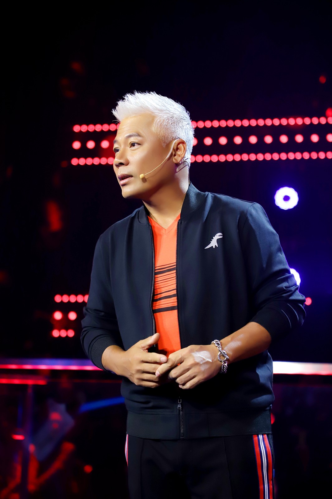 巫启贤借金庸经典武侠小说角色点评蒙面唱将风格