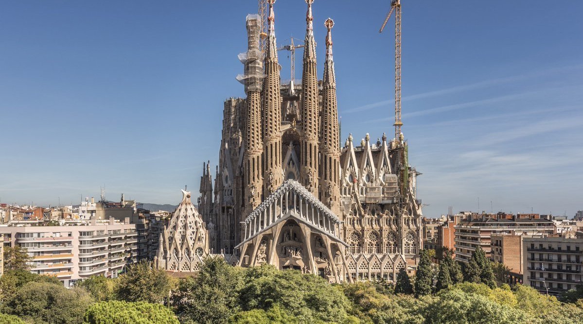 圣家族大教堂位于巴塞罗那,据说这个教堂从1882年就开始盖了