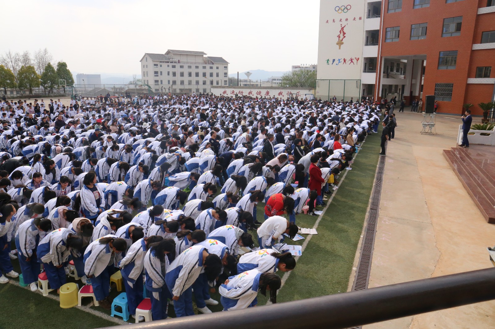 全国著名感恩励志青年演说家黄帅印老师来泸西二中做专