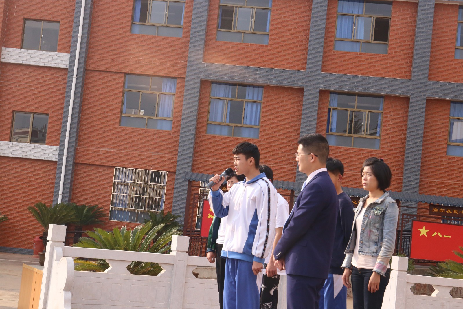 全国著名感恩励志青年演说家黄帅印老师来泸西二中做专