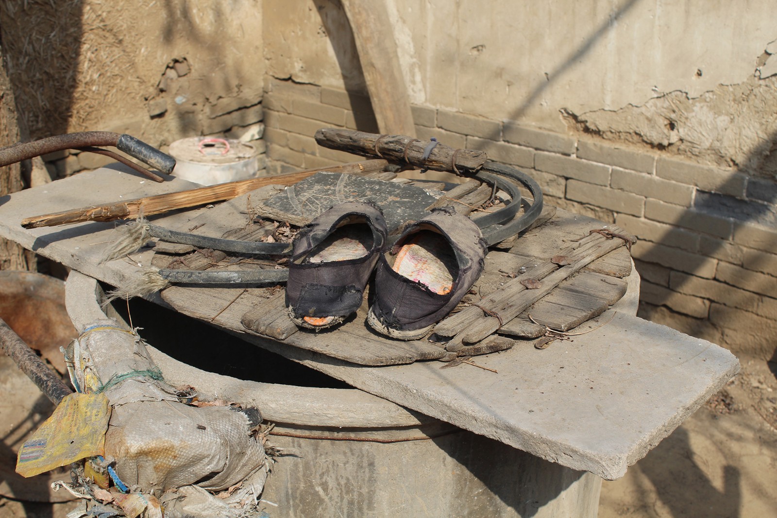 笔者注意到老人家脚上穿的一双布鞋,上面数个破洞非常的显眼.