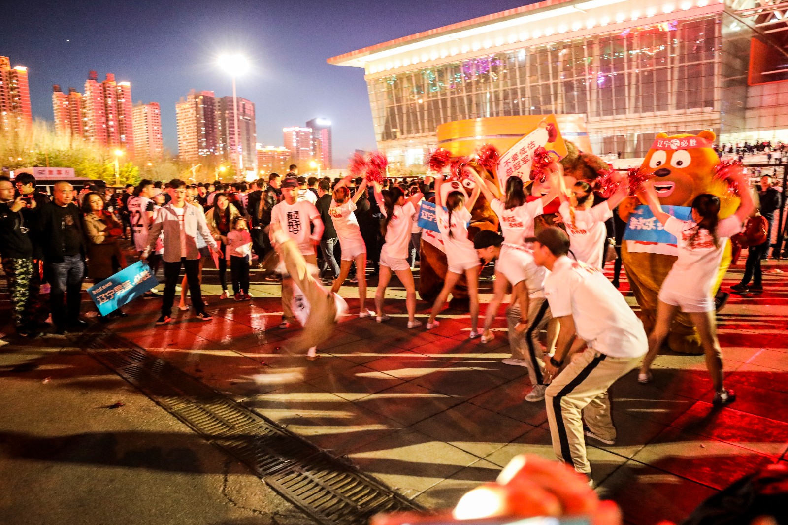 辽篮总决赛主场首秀 球迷花式助威快闪秀引爆场外|辽篮|球迷|助威_新