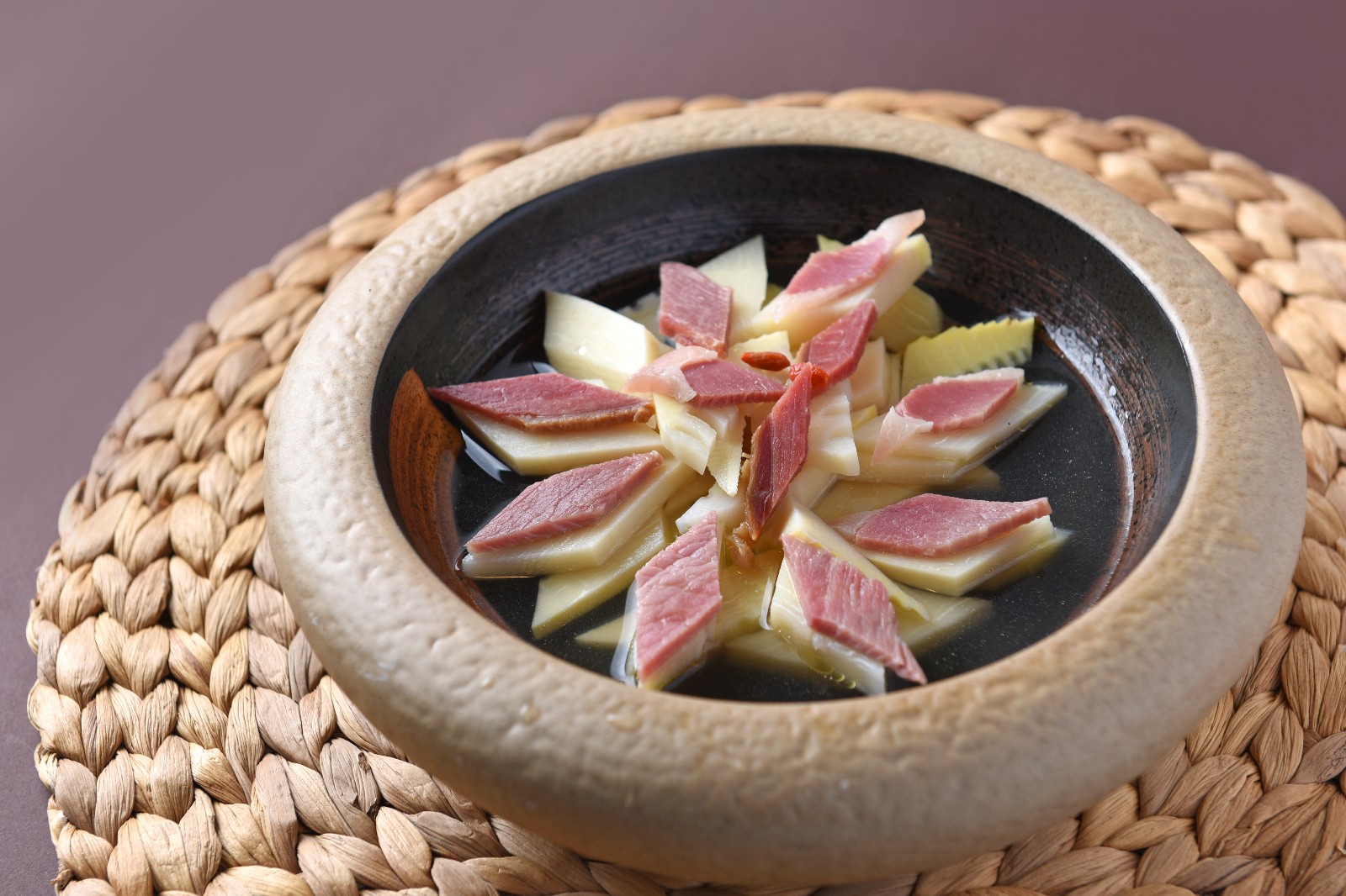 徽菜中的经典徽滋坊臭鳜鱼,是民间菜肴的传承,长江名贵水产鳜鱼用木桶