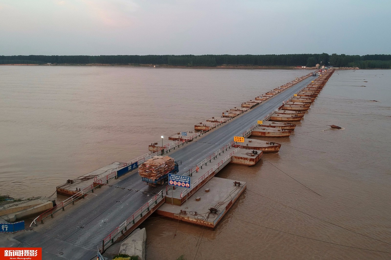 确实如此,5月30日下午免费通行黄河大桥通车后,瞬间浮桥车辆锐减,排队